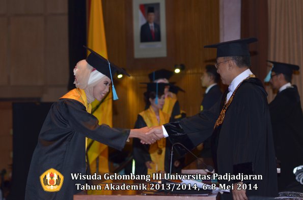 wisuda-unpad-gel-iii-ta-2013_2014-fakultas-ilmu-budaya-oleh-rektor-ilalang-foto-130