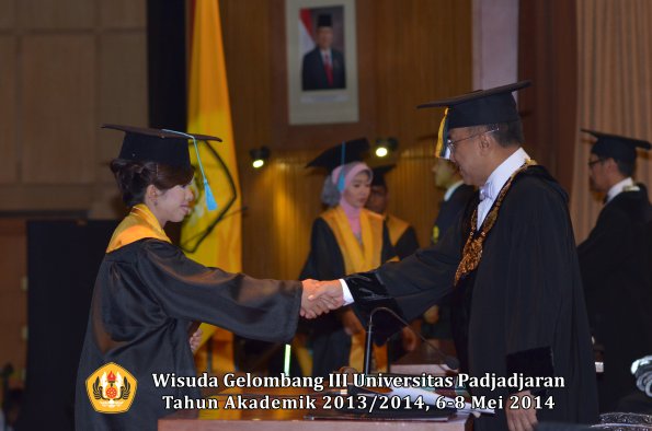 wisuda-unpad-gel-iii-ta-2013_2014-fakultas-ilmu-budaya-oleh-rektor-ilalang-foto-131
