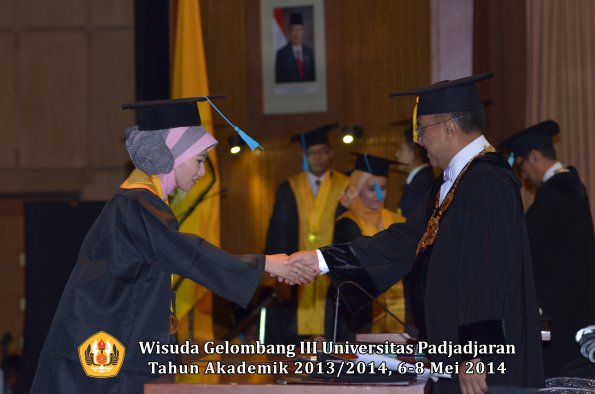 wisuda-unpad-gel-iii-ta-2013_2014-fakultas-ilmu-budaya-oleh-rektor-ilalang-foto-132