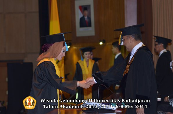 wisuda-unpad-gel-iii-ta-2013_2014-fakultas-ilmu-budaya-oleh-rektor-ilalang-foto-148