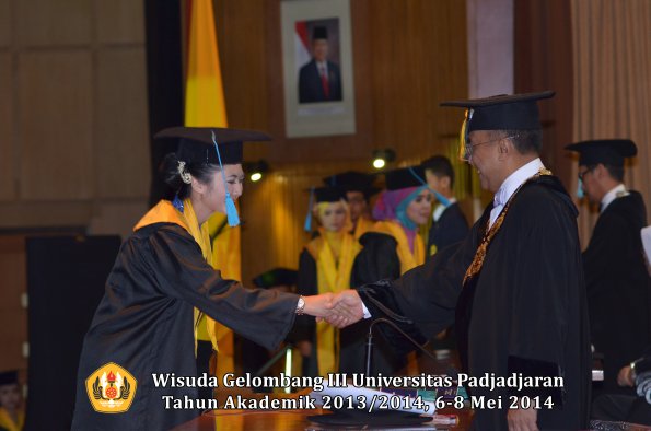 wisuda-unpad-gel-iii-ta-2013_2014-fakultas-ilmu-budaya-oleh-rektor-ilalang-foto-149