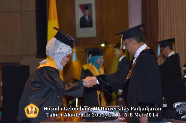 wisuda-unpad-gel-iii-ta-2013_2014-fakultas-ilmu-budaya-oleh-rektor-ilalang-foto-159
