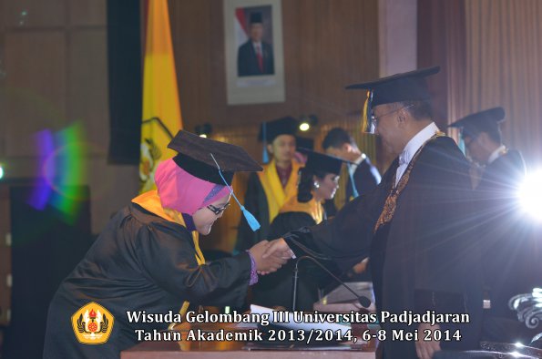 wisuda-unpad-gel-iii-ta-2013_2014-fakultas-ilmu-budaya-oleh-rektor-ilalang-foto-163