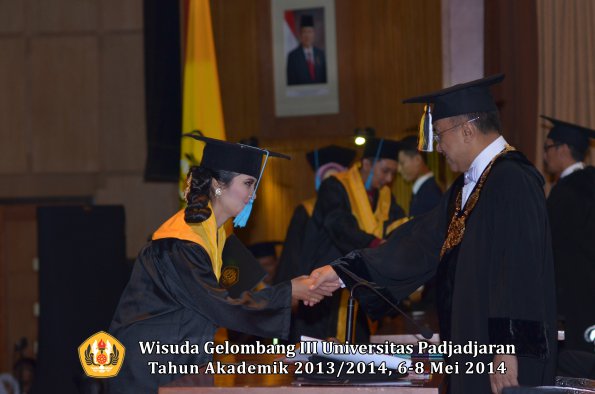 wisuda-unpad-gel-iii-ta-2013_2014-fakultas-ilmu-budaya-oleh-rektor-ilalang-foto-164