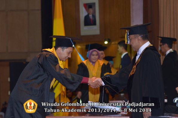 wisuda-unpad-gel-iii-ta-2013_2014-fakultas-ilmu-budaya-oleh-rektor-ilalang-foto-165