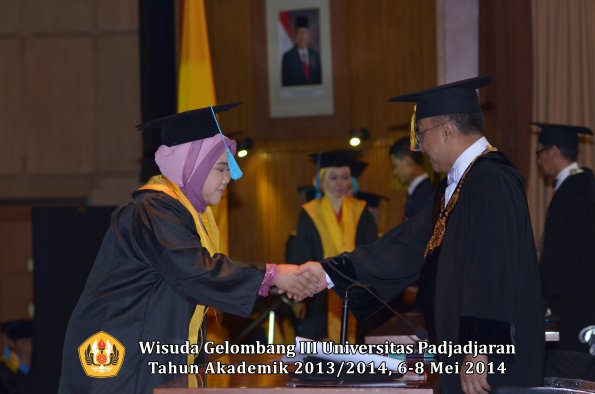 wisuda-unpad-gel-iii-ta-2013_2014-fakultas-ilmu-budaya-oleh-rektor-ilalang-foto-166