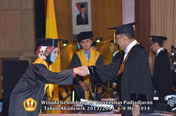 wisuda-unpad-gel-iii-ta-2013_2014-fakultas-ilmu-budaya-oleh-rektor-ilalang-foto-171