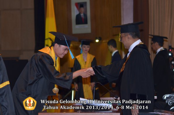 wisuda-unpad-gel-iii-ta-2013_2014-fakultas-ilmu-budaya-oleh-rektor-ilalang-foto-172