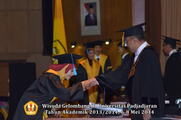 wisuda-unpad-gel-iii-ta-2013_2014-fakultas-ilmu-budaya-oleh-rektor-ilalang-foto-176