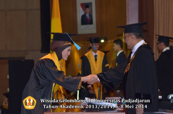 wisuda-unpad-gel-iii-ta-2013_2014-fakultas-ilmu-budaya-oleh-rektor-ilalang-foto-177