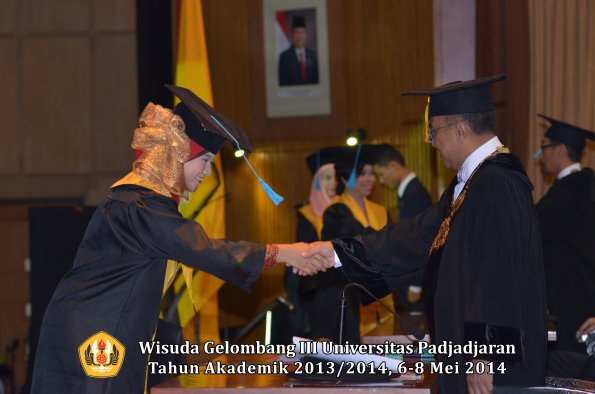 wisuda-unpad-gel-iii-ta-2013_2014-fakultas-ilmu-budaya-oleh-rektor-ilalang-foto-185
