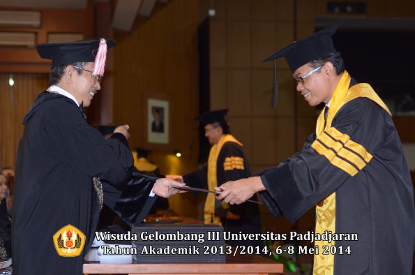 wisuda-unpad-gel-iii-ta-2013_2014-program-pascasarjana-oleh-direktur-pascasarjana-ilalang-foto-014