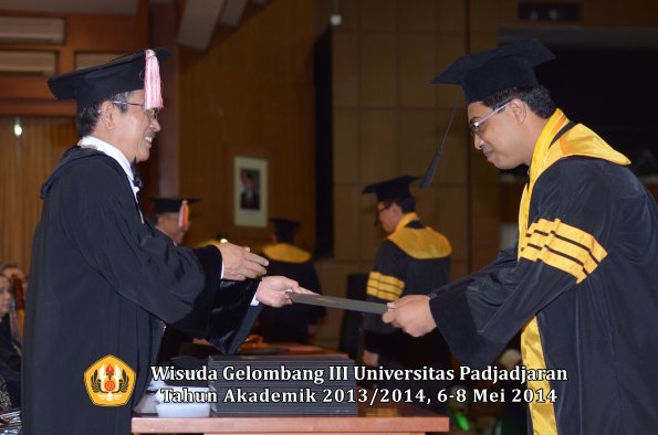 wisuda-unpad-gel-iii-ta-2013_2014-program-pascasarjana-oleh-direktur-pascasarjana-ilalang-foto-015