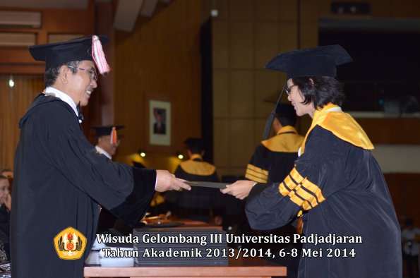 wisuda-unpad-gel-iii-ta-2013_2014-program-pascasarjana-oleh-direktur-pascasarjana-ilalang-foto-016