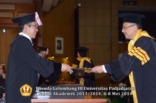 wisuda-unpad-gel-iii-ta-2013_2014-program-pascasarjana-oleh-direktur-pascasarjana-ilalang-foto-017