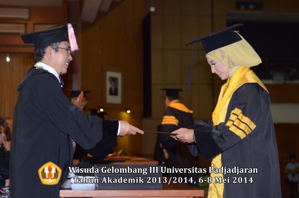 wisuda-unpad-gel-iii-ta-2013_2014-program-pascasarjana-oleh-direktur-pascasarjana-ilalang-foto-018