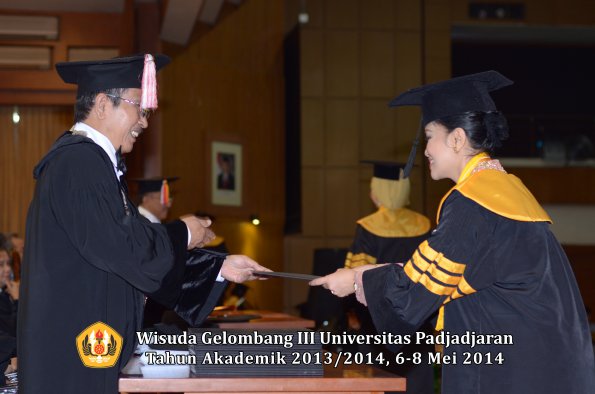 wisuda-unpad-gel-iii-ta-2013_2014-program-pascasarjana-oleh-direktur-pascasarjana-ilalang-foto-019