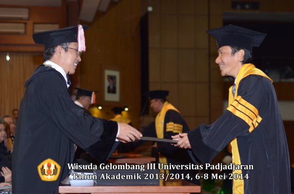 wisuda-unpad-gel-iii-ta-2013_2014-program-pascasarjana-oleh-direktur-pascasarjana-ilalang-foto-026