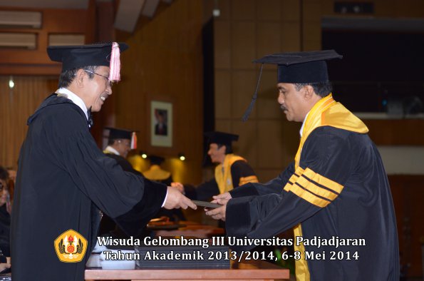 wisuda-unpad-gel-iii-ta-2013_2014-program-pascasarjana-oleh-direktur-pascasarjana-ilalang-foto-027