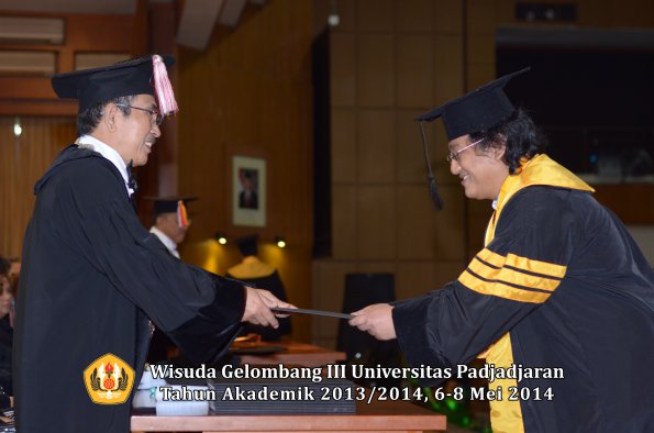 wisuda-unpad-gel-iii-ta-2013_2014-program-pascasarjana-oleh-direktur-pascasarjana-ilalang-foto-028