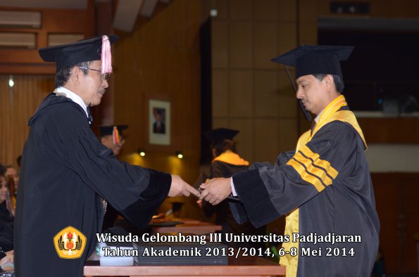 wisuda-unpad-gel-iii-ta-2013_2014-program-pascasarjana-oleh-direktur-pascasarjana-ilalang-foto-029