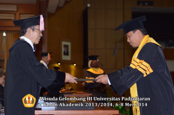 wisuda-unpad-gel-iii-ta-2013_2014-program-pascasarjana-oleh-direktur-pascasarjana-ilalang-foto-032