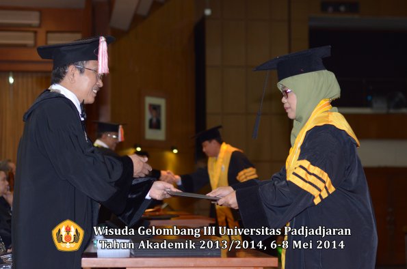 wisuda-unpad-gel-iii-ta-2013_2014-program-pascasarjana-oleh-direktur-pascasarjana-ilalang-foto-033