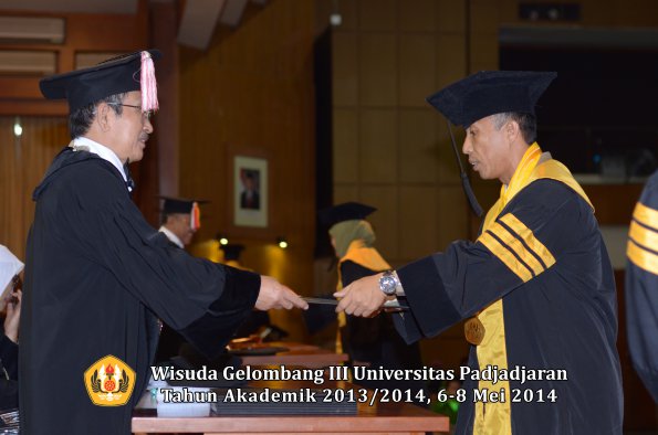 wisuda-unpad-gel-iii-ta-2013_2014-program-pascasarjana-oleh-direktur-pascasarjana-ilalang-foto-034