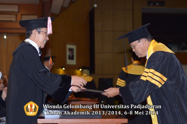 wisuda-unpad-gel-iii-ta-2013_2014-program-pascasarjana-oleh-direktur-pascasarjana-ilalang-foto-035