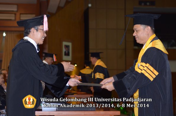 wisuda-unpad-gel-iii-ta-2013_2014-program-pascasarjana-oleh-direktur-pascasarjana-ilalang-foto-036