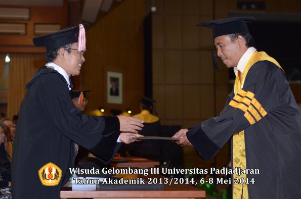 wisuda-unpad-gel-iii-ta-2013_2014-program-pascasarjana-oleh-direktur-pascasarjana-ilalang-foto-038