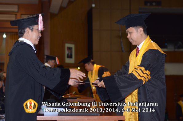 wisuda-unpad-gel-iii-ta-2013_2014-program-pascasarjana-oleh-direktur-pascasarjana-ilalang-foto-040_1400043072