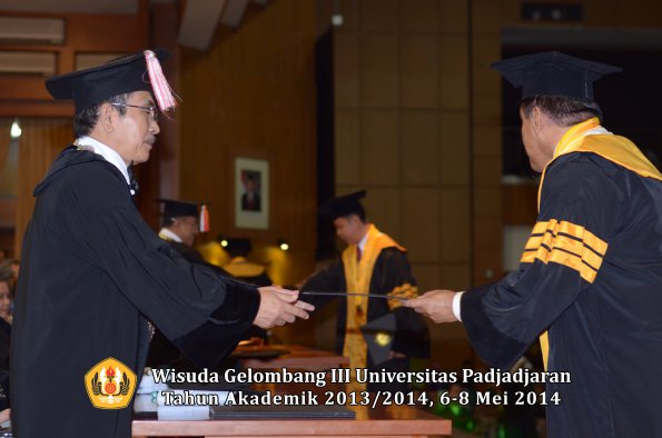 wisuda-unpad-gel-iii-ta-2013_2014-program-pascasarjana-oleh-direktur-pascasarjana-ilalang-foto-041