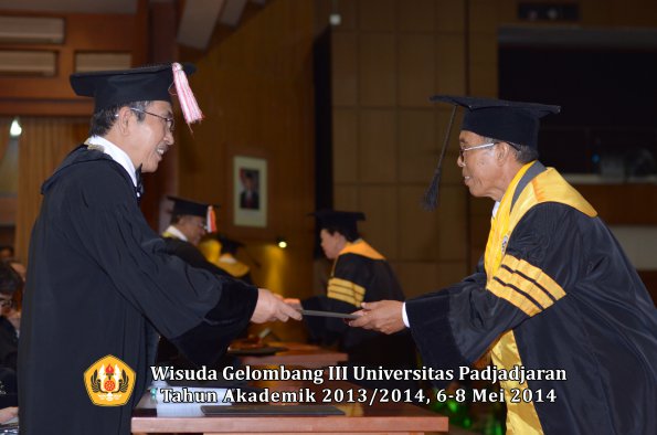 wisuda-unpad-gel-iii-ta-2013_2014-program-pascasarjana-oleh-direktur-pascasarjana-ilalang-foto-043_1400043068