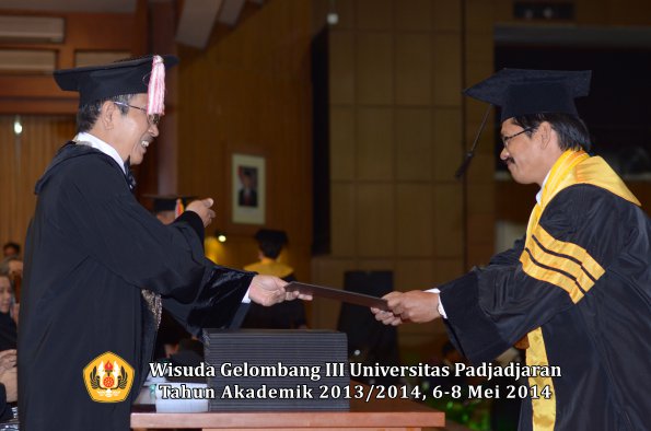 wisuda-unpad-gel-iii-ta-2013_2014-program-pascasarjana-oleh-direktur-pascasarjana-ilalang-foto-047_1400043074