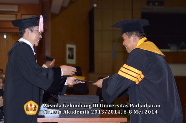 wisuda-unpad-gel-iii-ta-2013_2014-program-pascasarjana-oleh-direktur-pascasarjana-ilalang-foto-049_1400043063