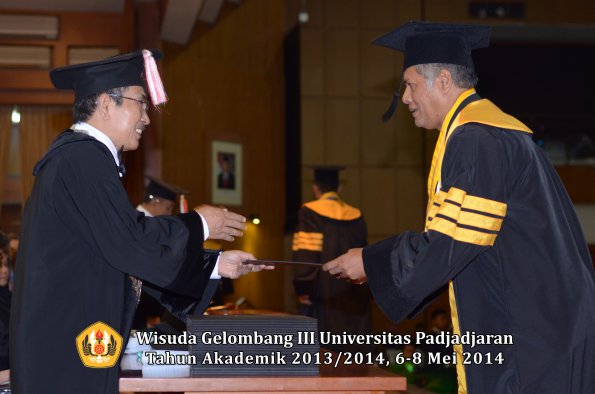 wisuda-unpad-gel-iii-ta-2013_2014-program-pascasarjana-oleh-direktur-pascasarjana-ilalang-foto-056_1400043056