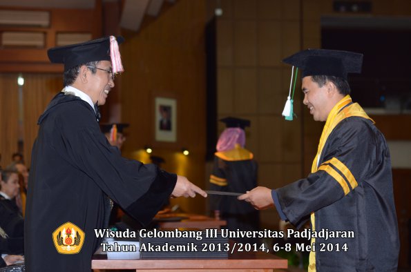 wisuda-unpad-gel-iii-ta-2013_2014-program-pascasarjana-oleh-direktur-pascasarjana-ilalang-foto-068