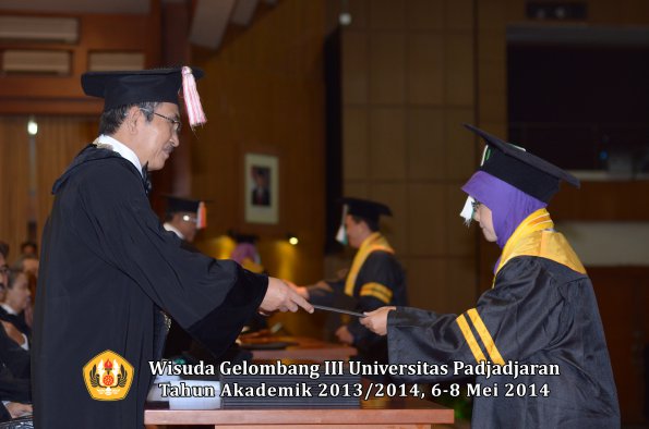 wisuda-unpad-gel-iii-ta-2013_2014-program-pascasarjana-oleh-direktur-pascasarjana-ilalang-foto-069