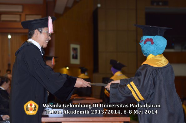 wisuda-unpad-gel-iii-ta-2013_2014-program-pascasarjana-oleh-direktur-pascasarjana-ilalang-foto-070_1400043030