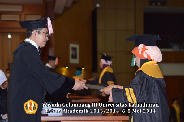 wisuda-unpad-gel-iii-ta-2013_2014-program-pascasarjana-oleh-direktur-pascasarjana-ilalang-foto-072_1400043026