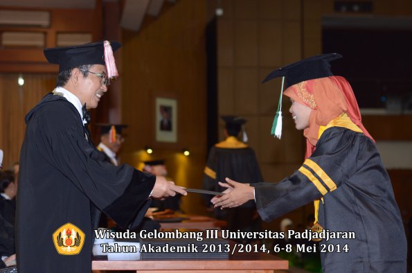 wisuda-unpad-gel-iii-ta-2013_2014-program-pascasarjana-oleh-direktur-pascasarjana-ilalang-foto-074