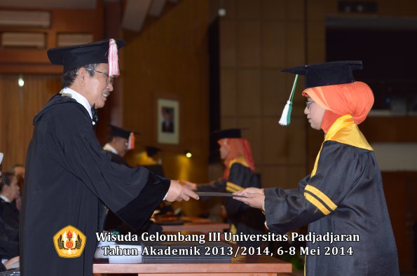 wisuda-unpad-gel-iii-ta-2013_2014-program-pascasarjana-oleh-direktur-pascasarjana-ilalang-foto-075