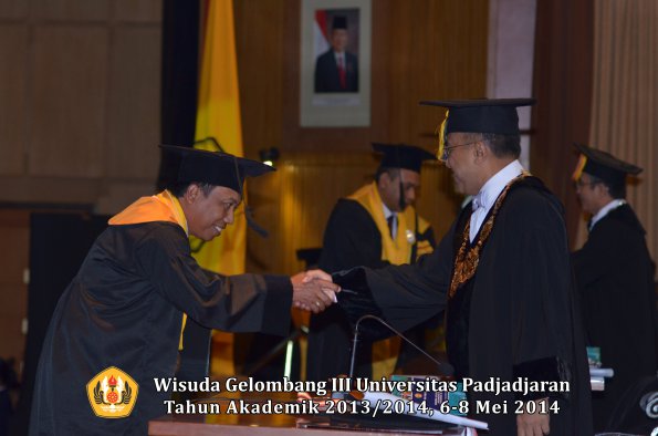 wisuda-unpad-gel-iii-ta-2013_2014-program-pascasarjana-oleh-rektor-ilalang-foto-001_1400046490