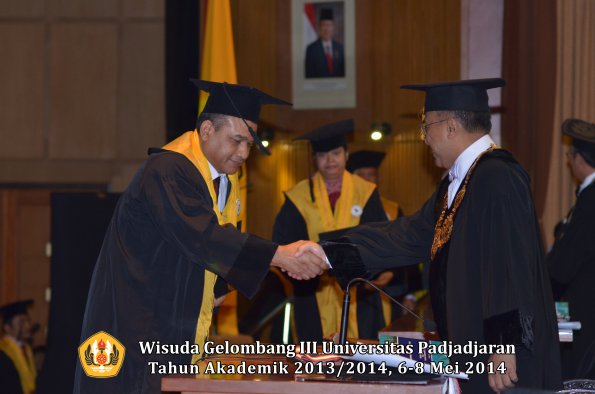 wisuda-unpad-gel-iii-ta-2013_2014-program-pascasarjana-oleh-rektor-ilalang-foto-002_1400046490