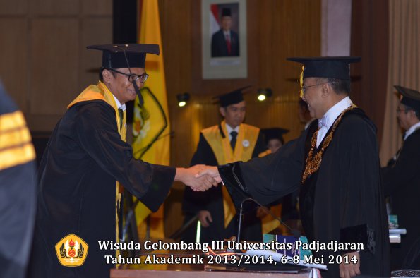 wisuda-unpad-gel-iii-ta-2013_2014-program-pascasarjana-oleh-rektor-ilalang-foto-009_1400046490
