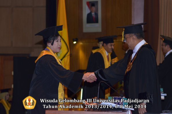 wisuda-unpad-gel-iii-ta-2013_2014-program-pascasarjana-oleh-rektor-ilalang-foto-011_1400046485