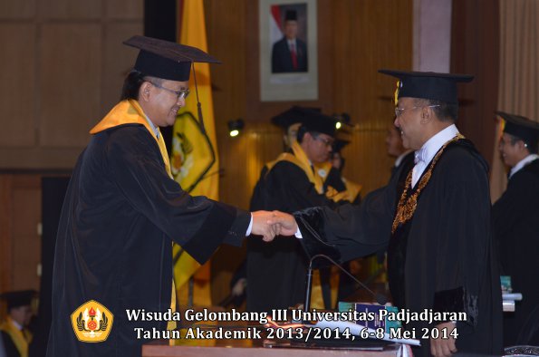 wisuda-unpad-gel-iii-ta-2013_2014-program-pascasarjana-oleh-rektor-ilalang-foto-013_1400046482