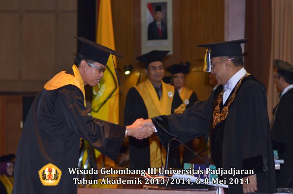 wisuda-unpad-gel-iii-ta-2013_2014-program-pascasarjana-oleh-rektor-ilalang-foto-014_1400046481