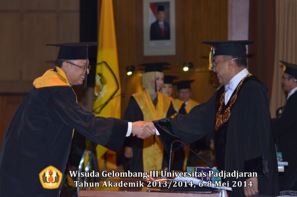 wisuda-unpad-gel-iii-ta-2013_2014-program-pascasarjana-oleh-rektor-ilalang-foto-017_1400046478